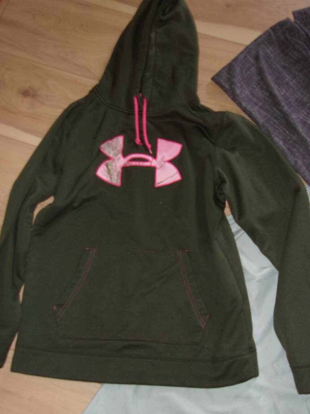 under armour size medium womens sweatshirt hoodie green pink camo athletic
